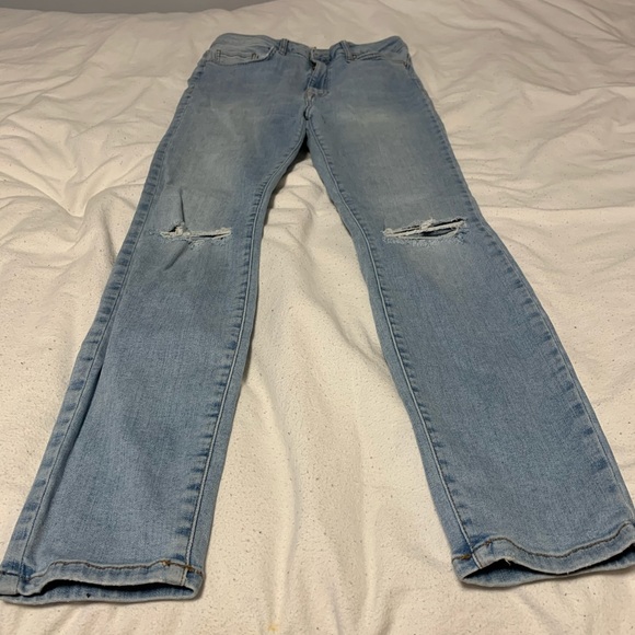 Forever 21 light-wash ripped jeans - Picture 2 of 4